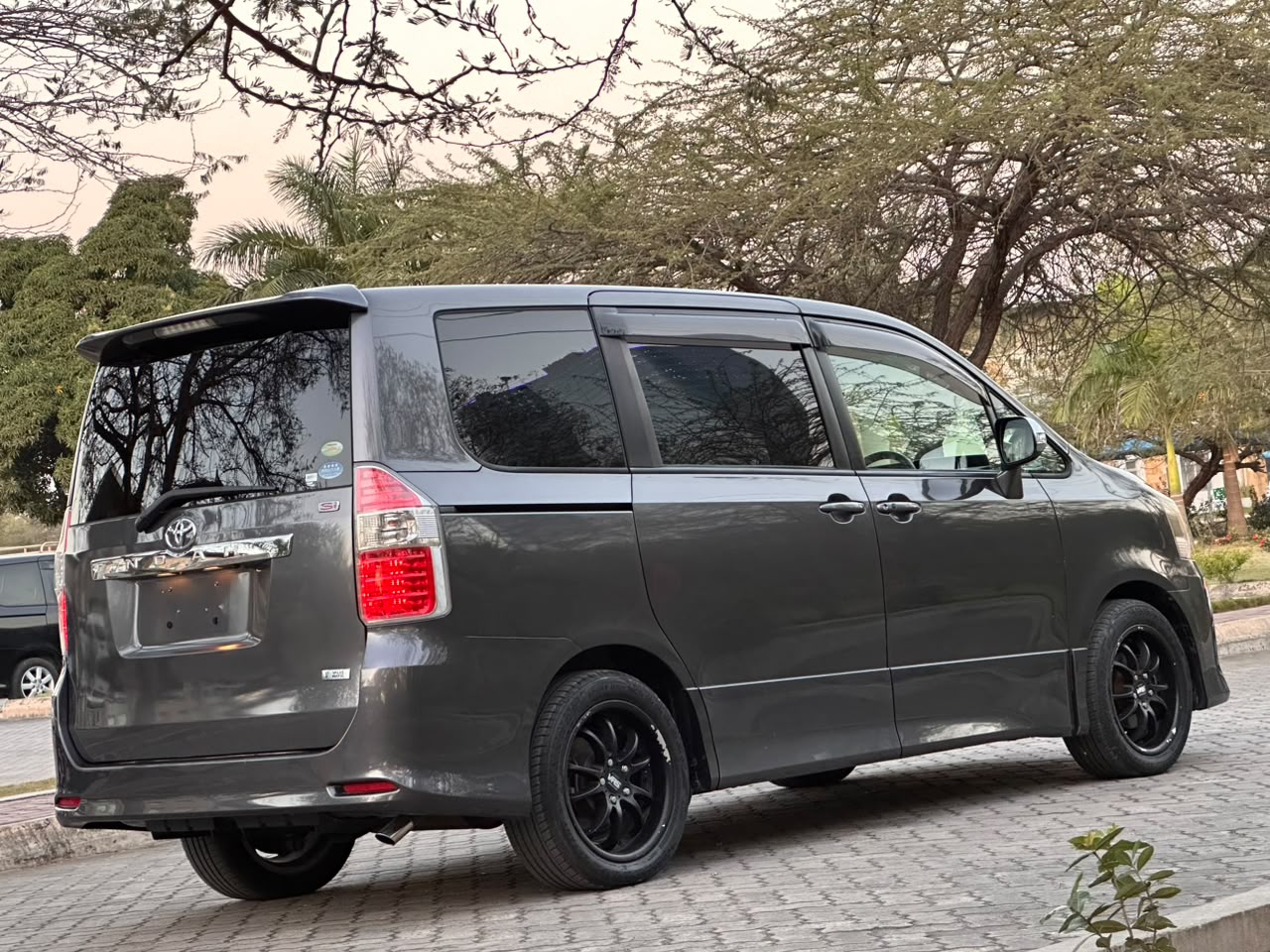 TOYOTA NOAH NEW thumbnail 9